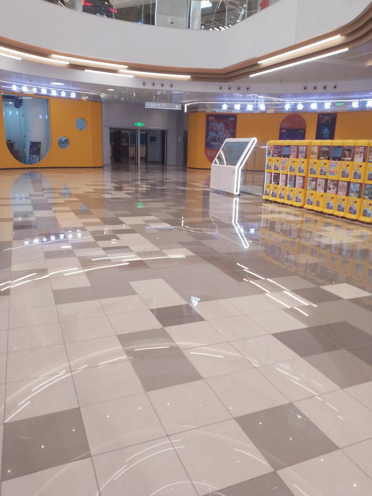 坐标长沙洋湖龙湖天街，这么富丽堂留的天街，驻足整整一个小时没见有个人经过，也不知