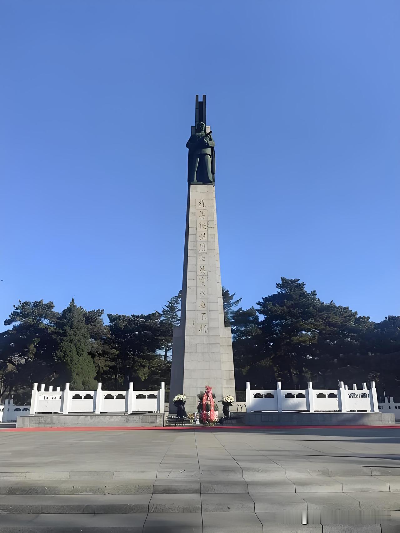 今天清明落雨，心里总惦记着一群没回家的人
 
今天清明落雨，扫过墓、给先人敬过酒