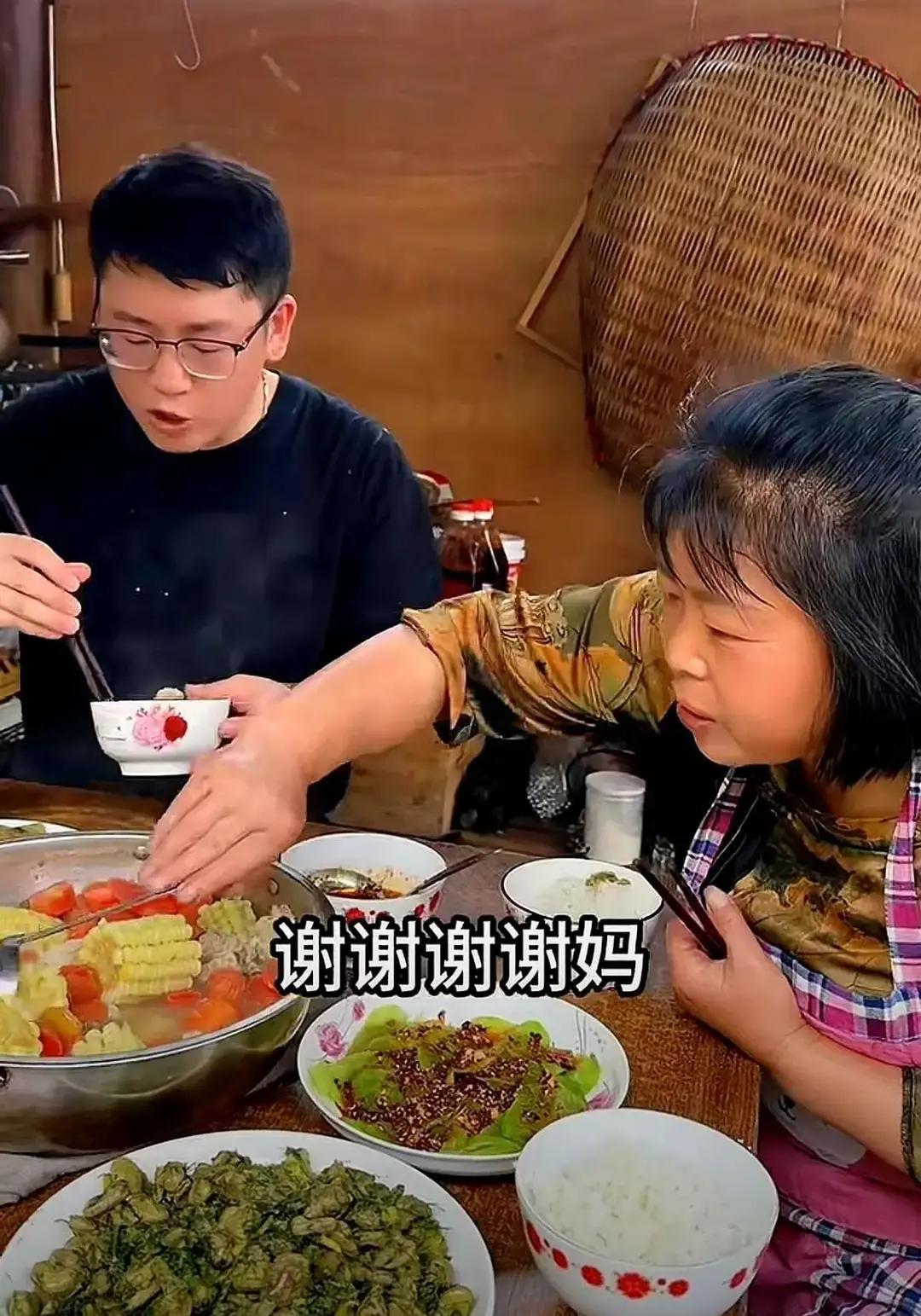 坤哥以前被全网骂吃软饭，都说他靠渝小丫养，迟早得散。

这次回丈母娘家蹭饭，他腰