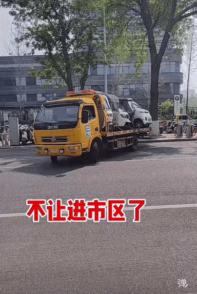 一些城市限制电动三轮车在路上跑。这些三轮电动车基本上是送学生上学的，这些电动车的