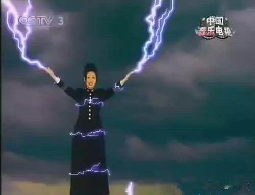“雷母”那英说：“张国立当年拍《雾里看花》那支mv时，不想加那么大的闪电。我说别