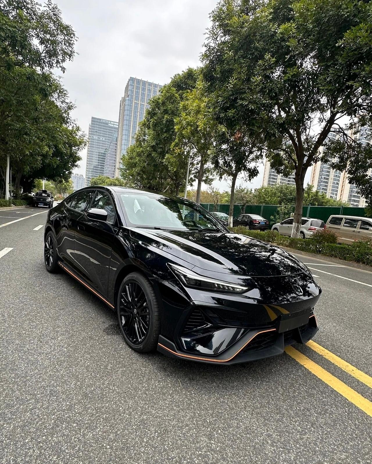 长安unl-v车开在路上，心就飘向远方
油门一踩，把自由握在手里🚗
和长安un