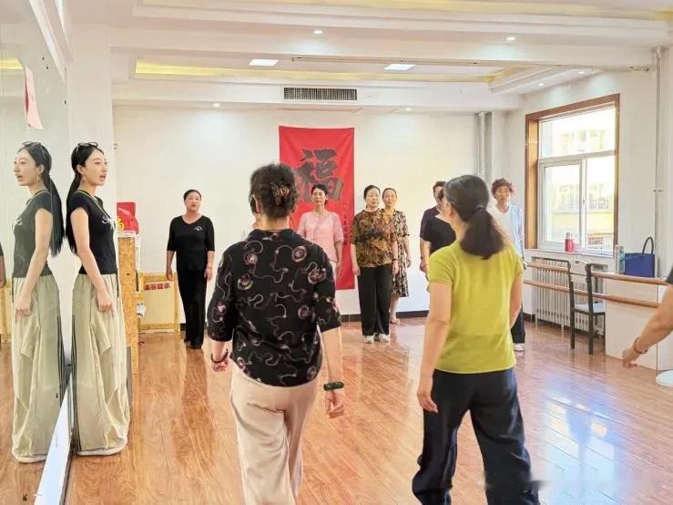 小夜校撬动大治理！万柏林区南寒街道朝阳街社区解锁居民新生活

太原市万柏林区南寒