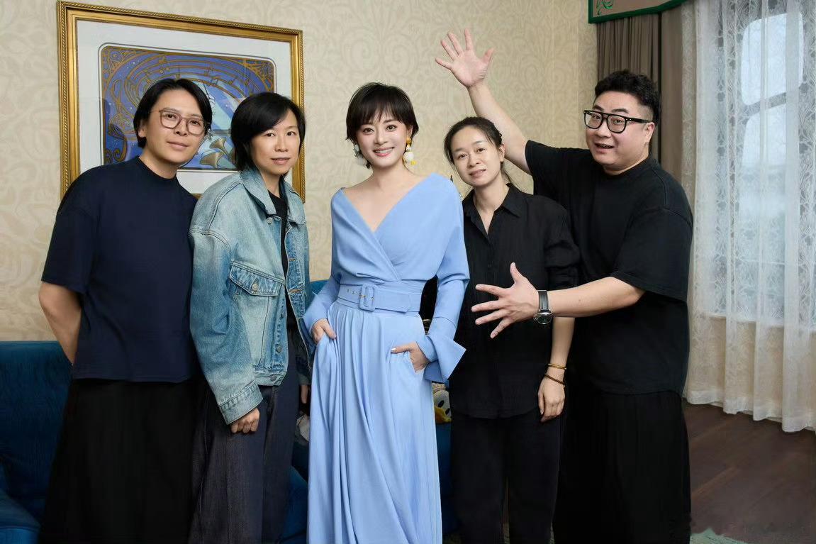孙俪晒迪士尼10年对比照孙俪10年都没什么变化娘娘状态太好了，感觉比之前更端庄大