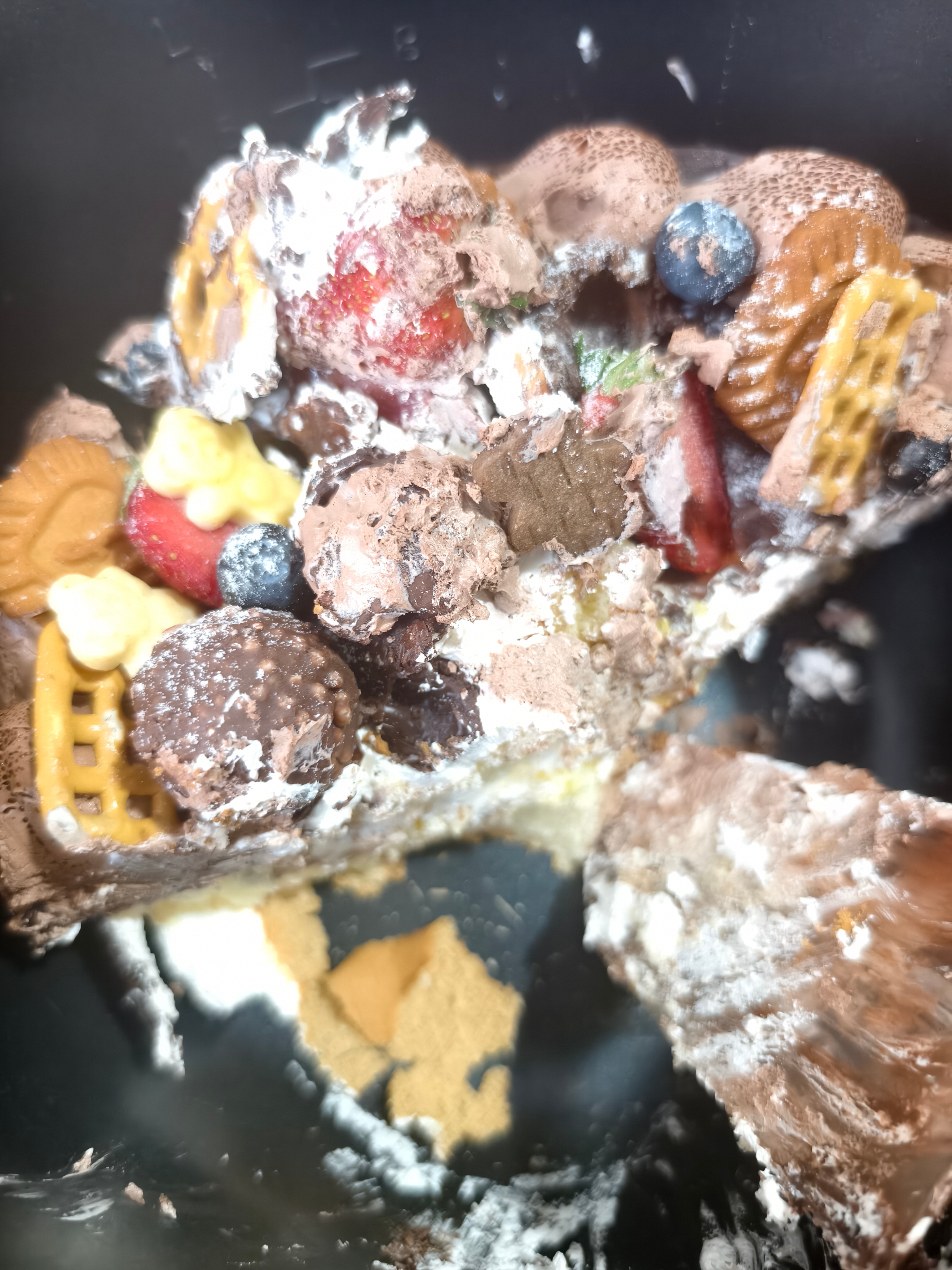 昨天母亲大人帮我买的蛋糕，说吃不完让我放冰箱，不知道我这样放到冰箱对不对