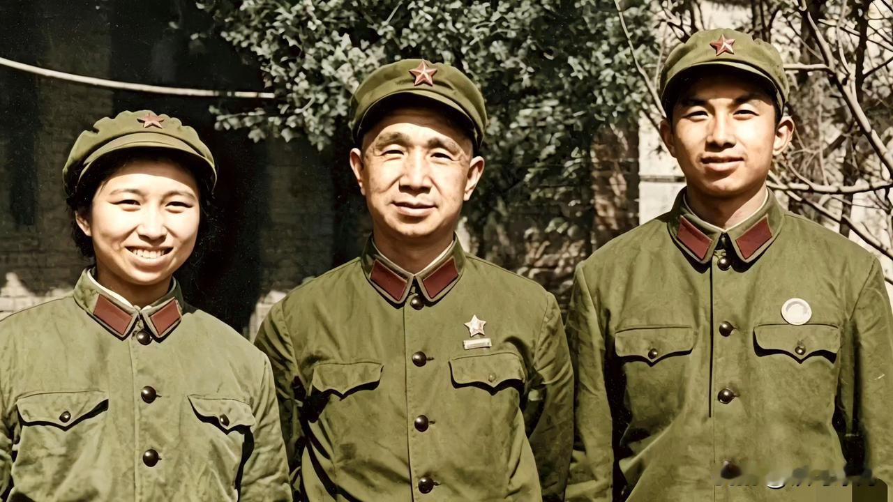 🍁这爷仨长得可真像
 左边是粟惠宁，这位开国大将的掌上明珠，自幼向往军营。入伍