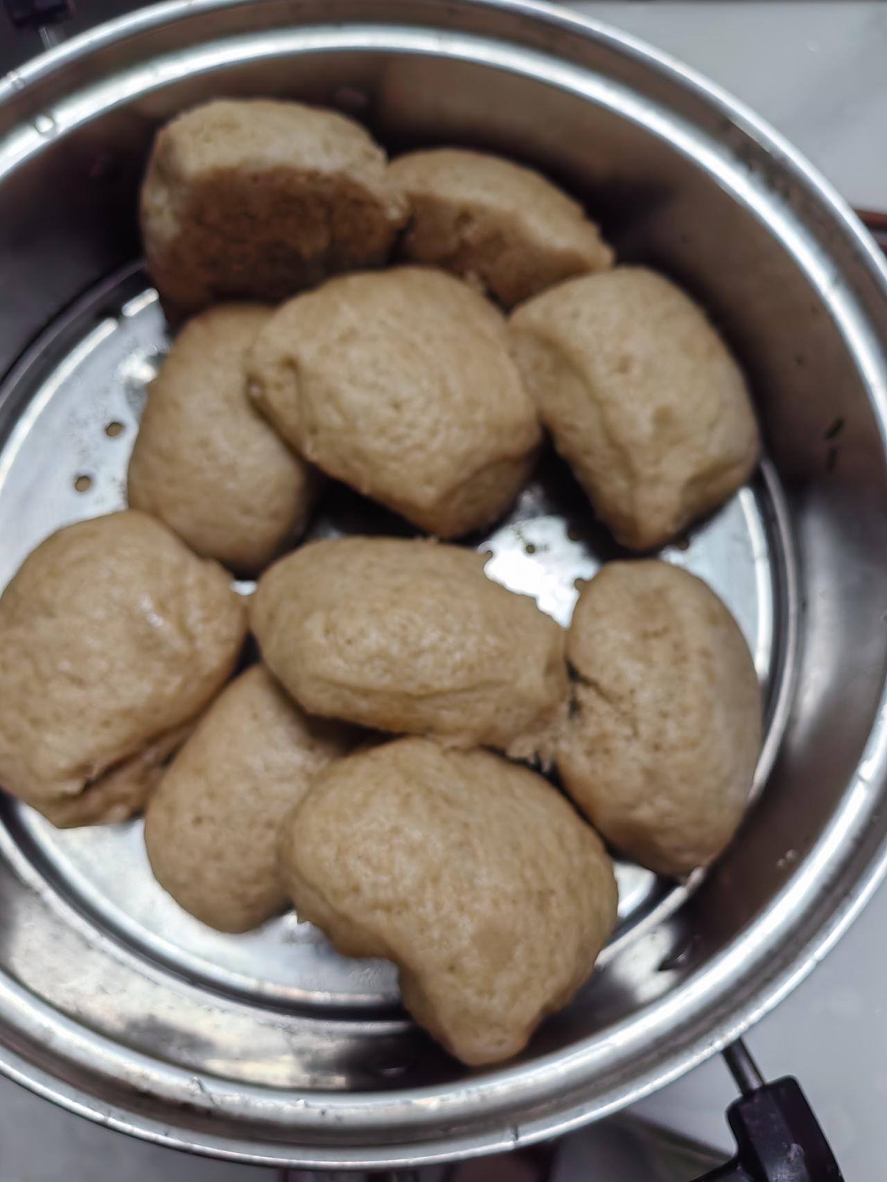 全麦面粉包饺子不行，试试蒸馒头。
     哈哈，蒸馒头成功，太好吃了。炖的牛肉