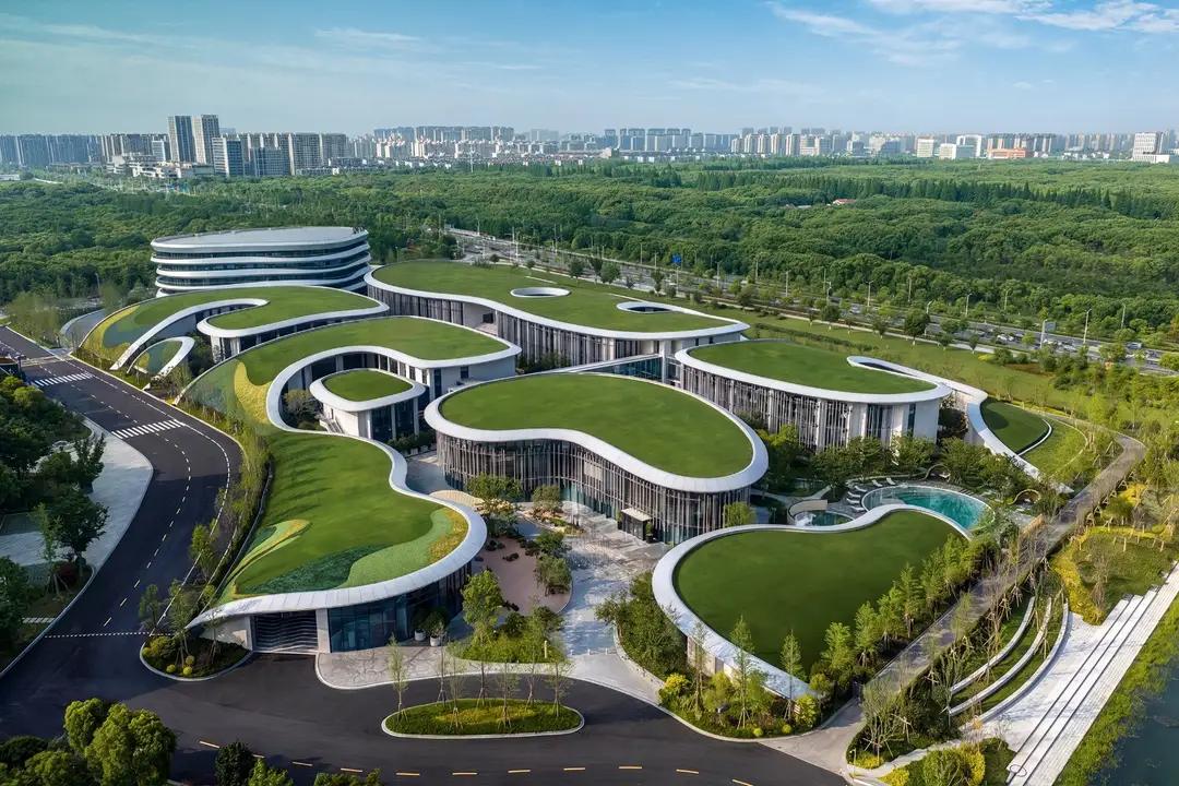 这是上海的九棵树金普顿酒店，是洲际酒店的顶奢酒店了吧！感觉这个建筑的设计师是不是