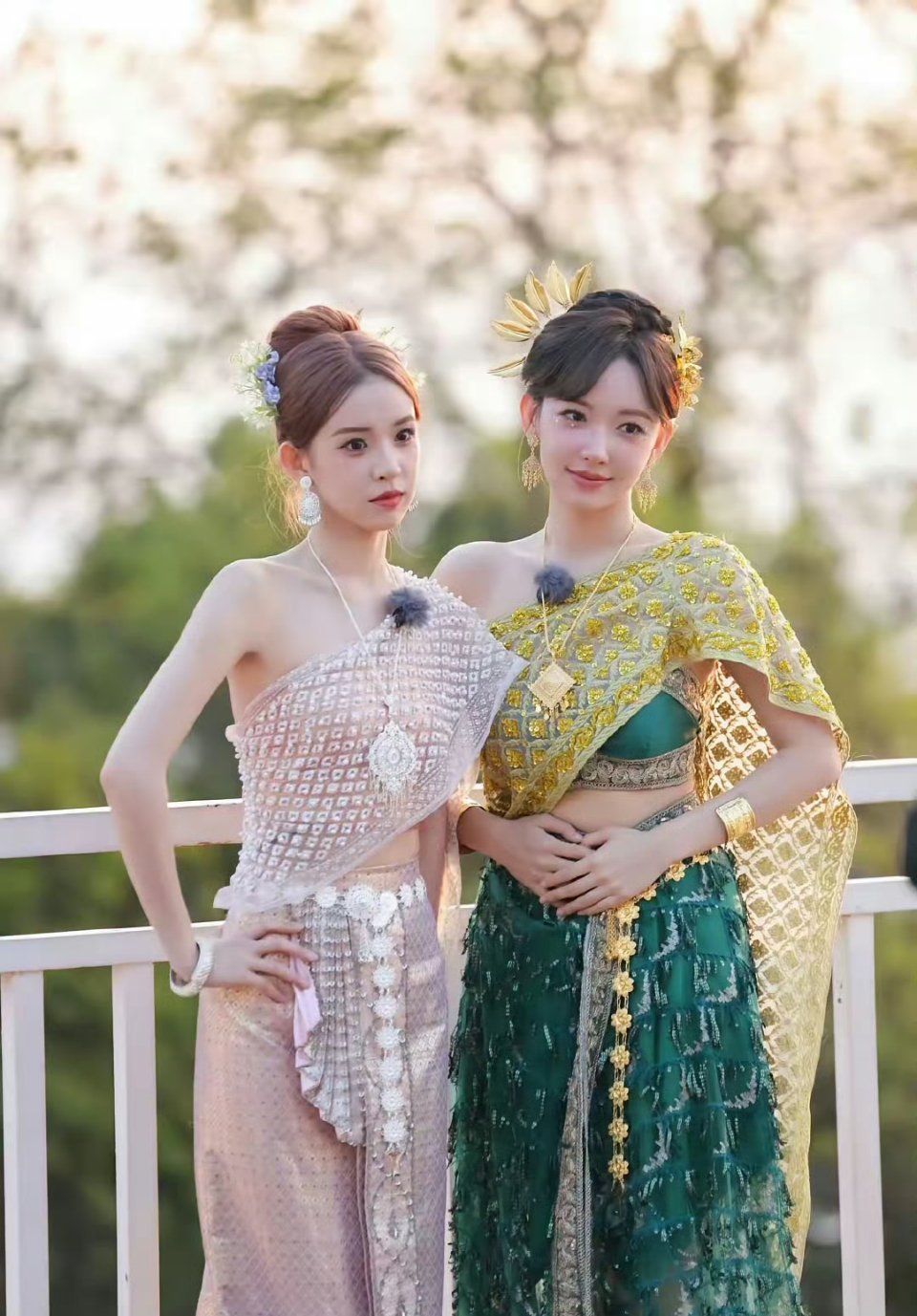程潇带妈妈妹妹上综艺，不知道为啥，总感觉她妈妈和妹妹更亲一些肢体语言骗不了人，拍