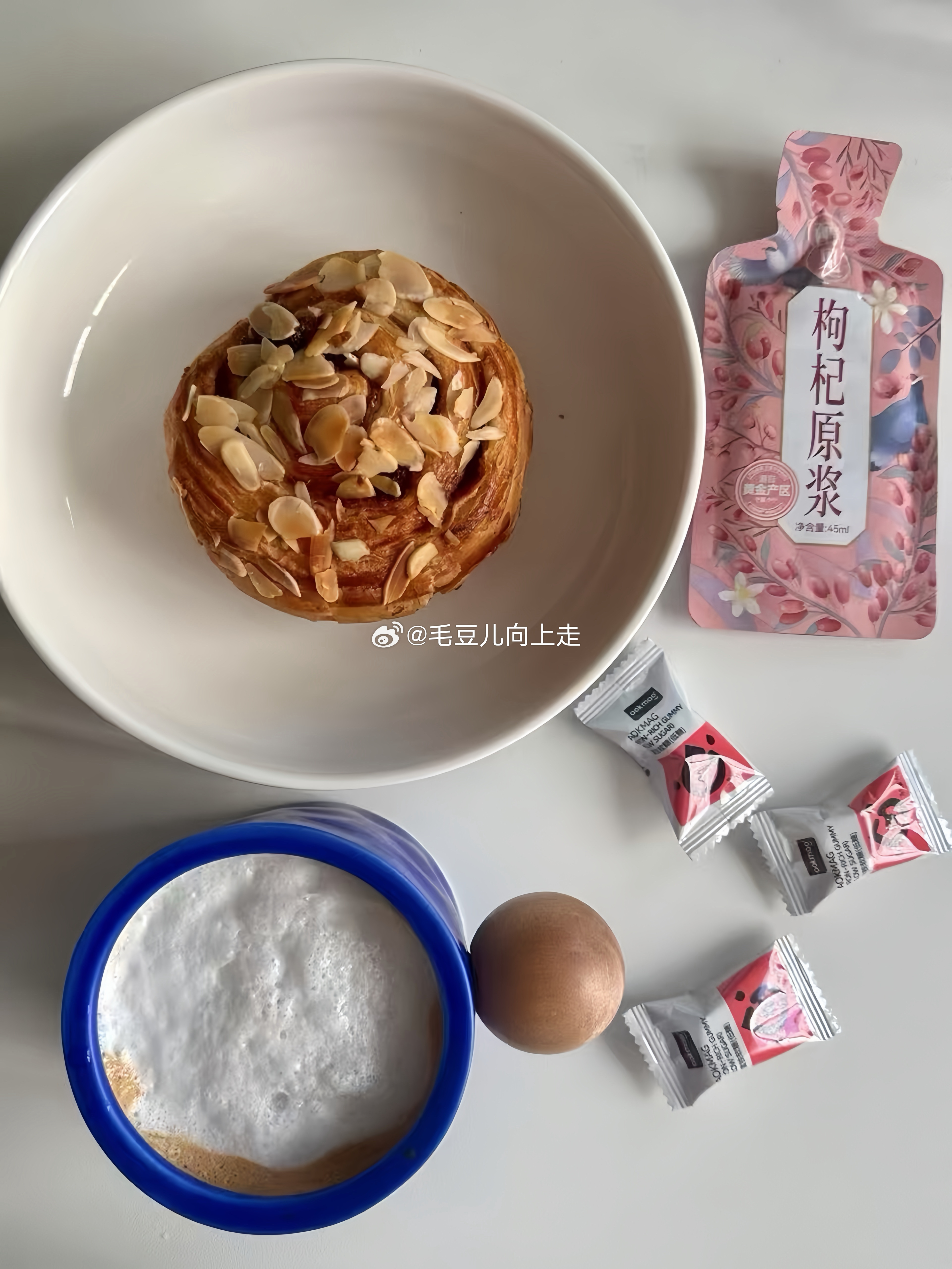 我们都误以为快乐和爱的来源应该是在外面，这是所有痛苦烦恼的源头。生理需求确实存在