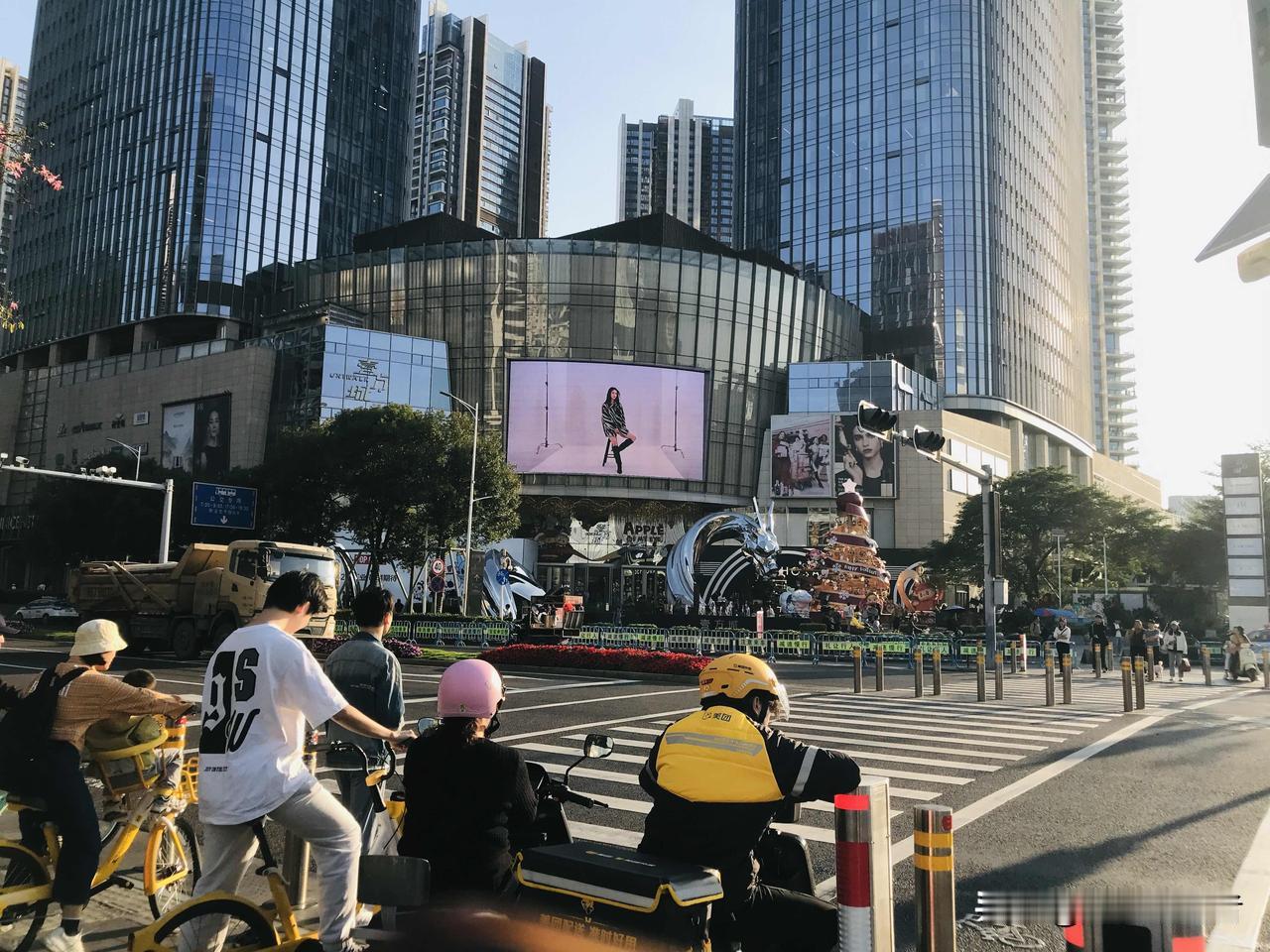 我今年52岁，在可能是深圳人均年龄最大的创业公司跑无溶剂型电子胶业务，另两老头一