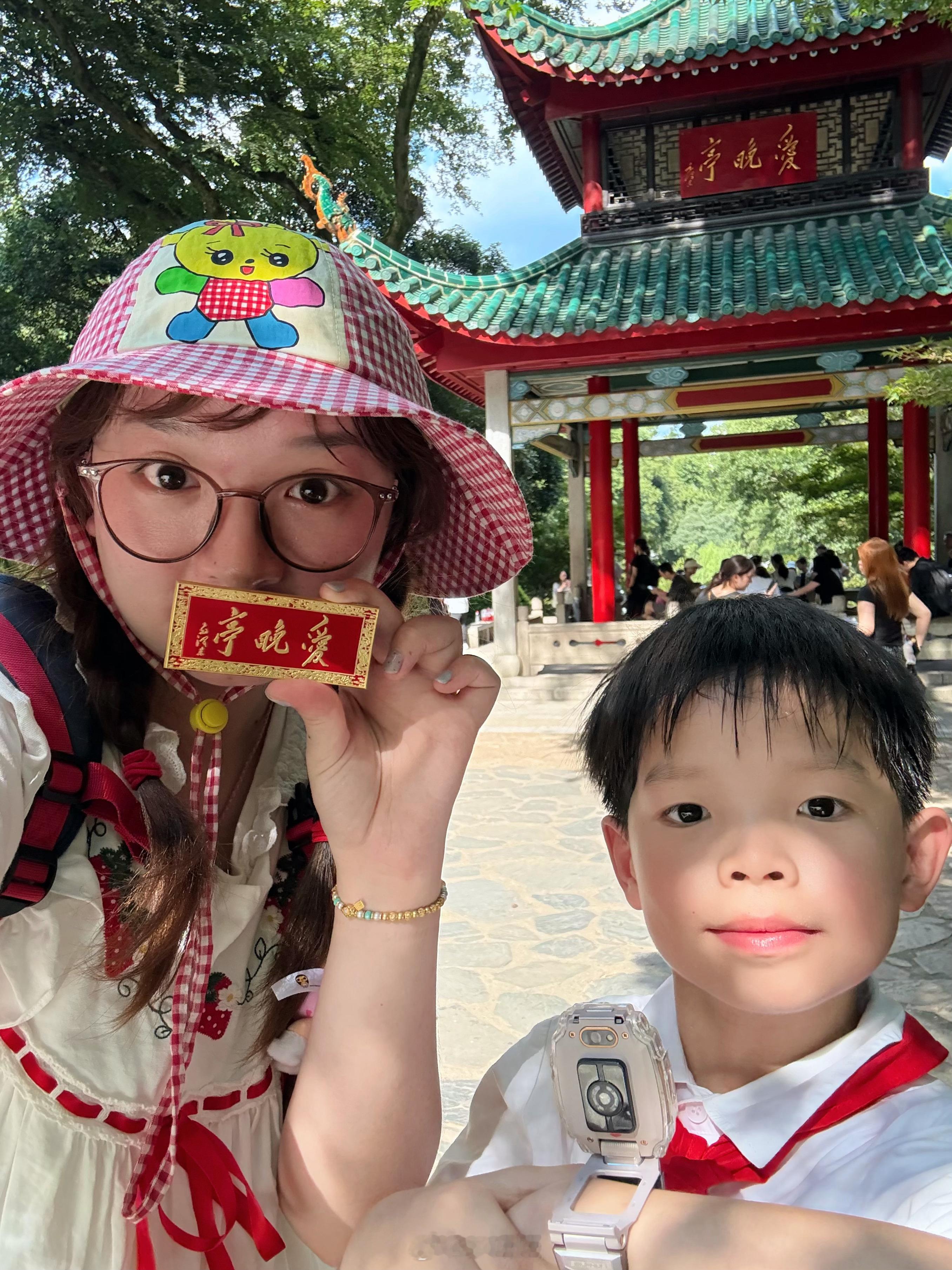 施努比真的是很好很好的旅游搭子！我们干完了一碗剁椒鱼头！ 