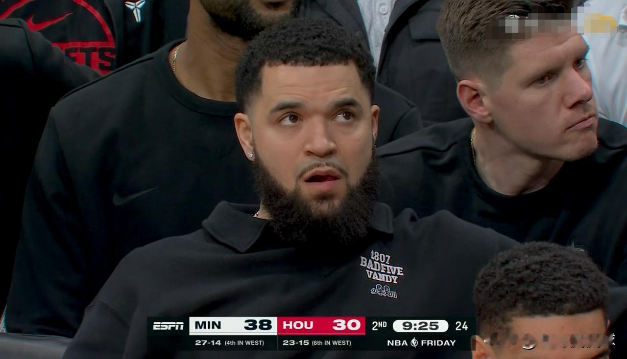 火箭当家控卫范弗里特真是太忧虑了！在今天火箭主场迎战森林狼的比赛中，当时比赛进行