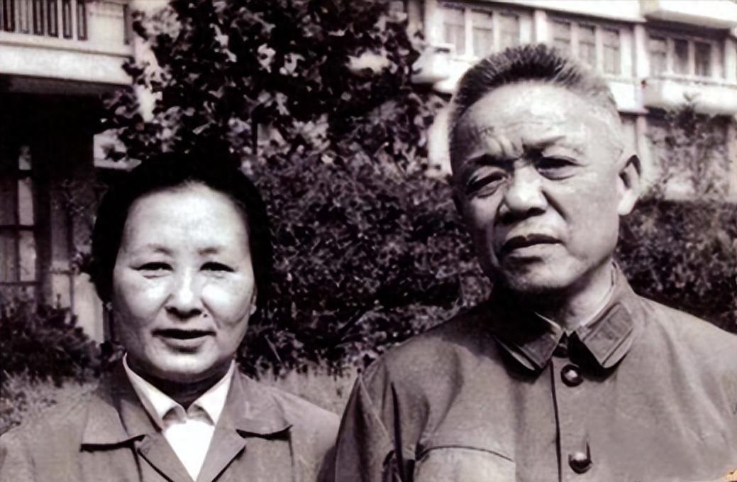 1955年授衔时韩先楚本拟中将，毛主席听说后提醒大家不要忽视他在海南的重要贡献