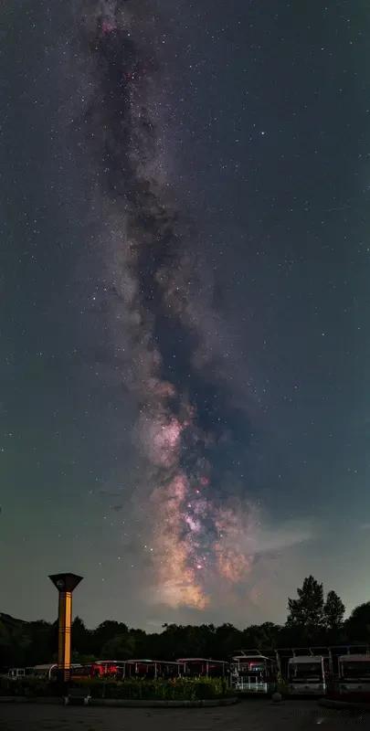 看到“银河喜看七夕会”这个上联，感觉瞬间被带入了七夕浪漫又诗意的氛围里。这上联把