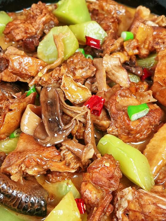 鸡肉的1️⃣0️⃣0️⃣种做法——菌菇青笋鸡煲