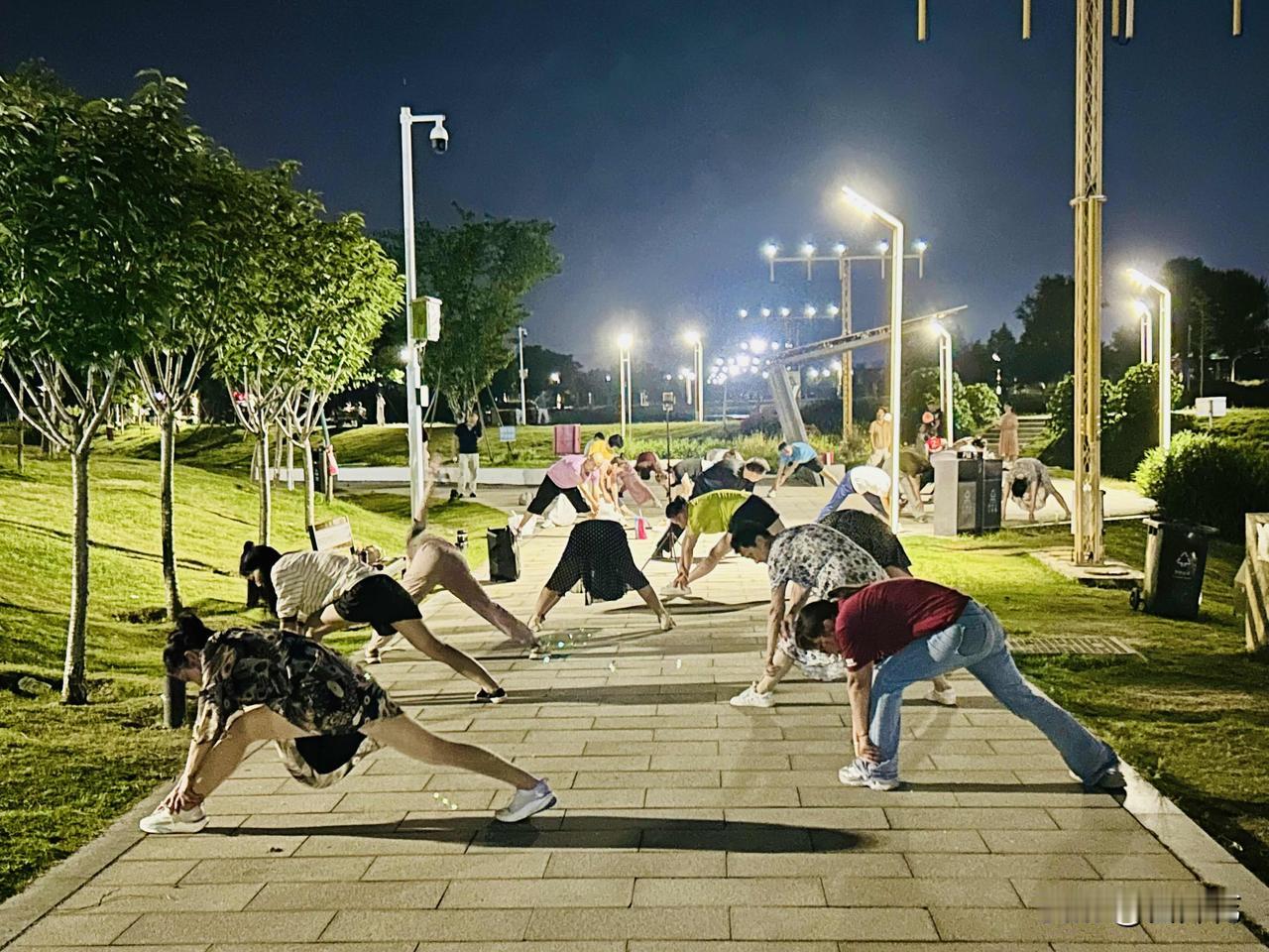 动静不小——夜晚运动的活力感（随手拍）。今晚饭后，我去航空公园散步，无意间发现常