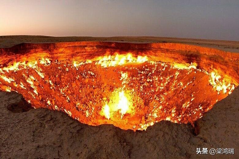 土库曼斯坦的达瓦札天然气燃烧坑（Darvaza gas crater），被广泛称