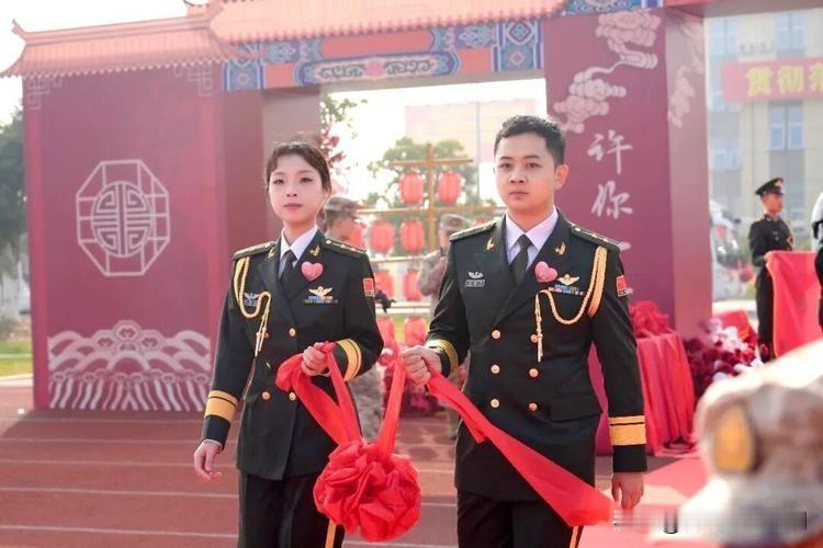 00后陆军女飞行员杨颖芳喜结连理

近日，第77集团军某旅集体婚礼现场，陆军首批