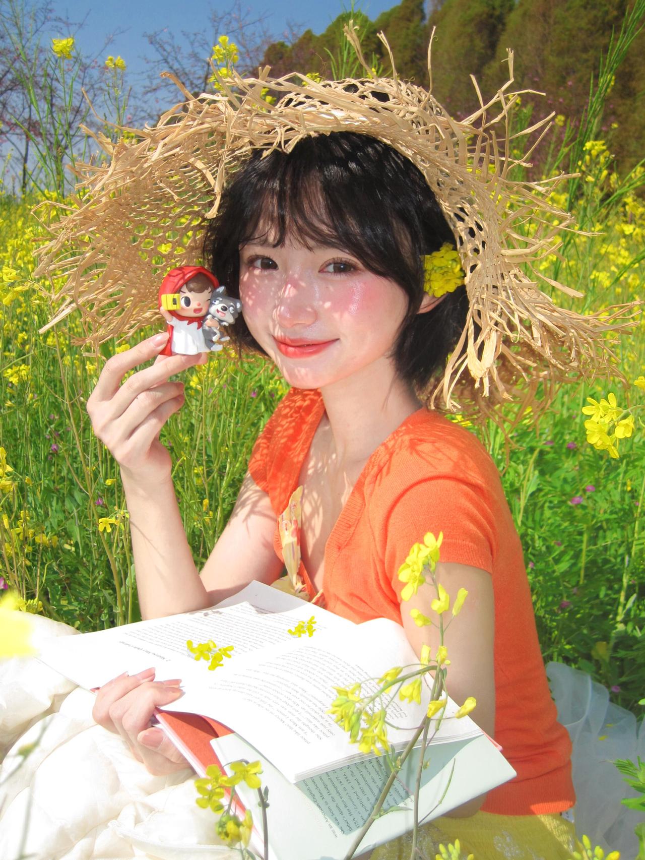 这个季节不要待在家里，因为油菜花开的正盛。可以选一个阳光明媚的日子，出来拍摄油菜