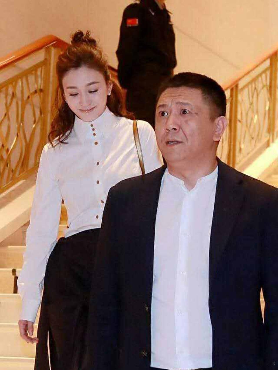 徐佳宁真的太宠爱李小冉了，结婚10年李小冉依然好像一个少女，没有生孩子，没有在家