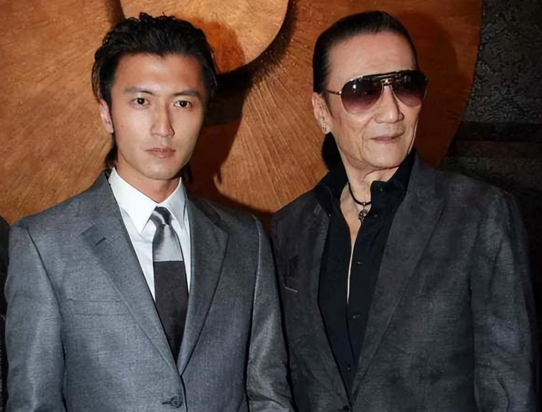 重磅噩耗！谢霆锋官宣父亲谢贤离世，享年89岁。港圈传奇四哥正式落幕，纵横影视七十