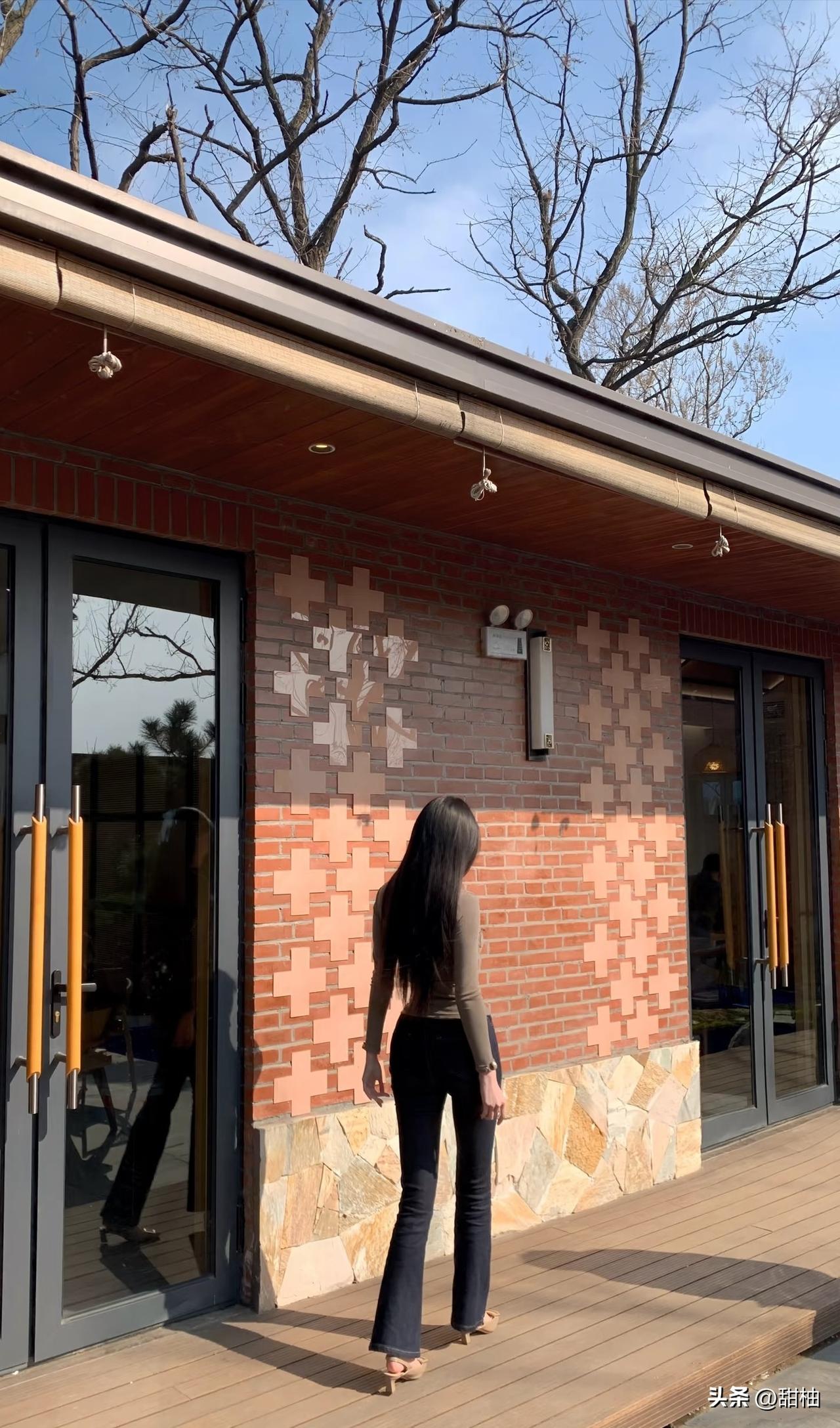 女生怎么穿搭会看上去很优雅春夏穿搭尽在微喇牛仔裤，定格的每个瞬间都能完美的展现优