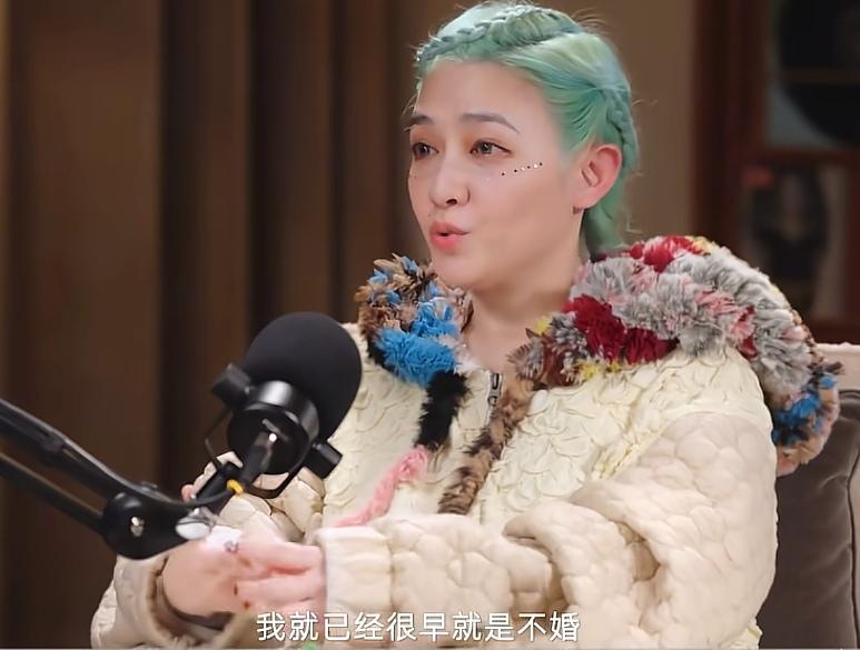 范晓萱说自己很早就是不婚不生主义的人，自己未来一个人会恐惧！
范晓萱:“不会质疑