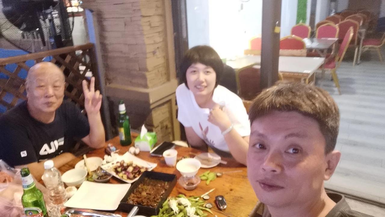 我们过去在部队，听连长指导员的，现在，我们这些老兵听小美女小双的，小伙子小封负责
