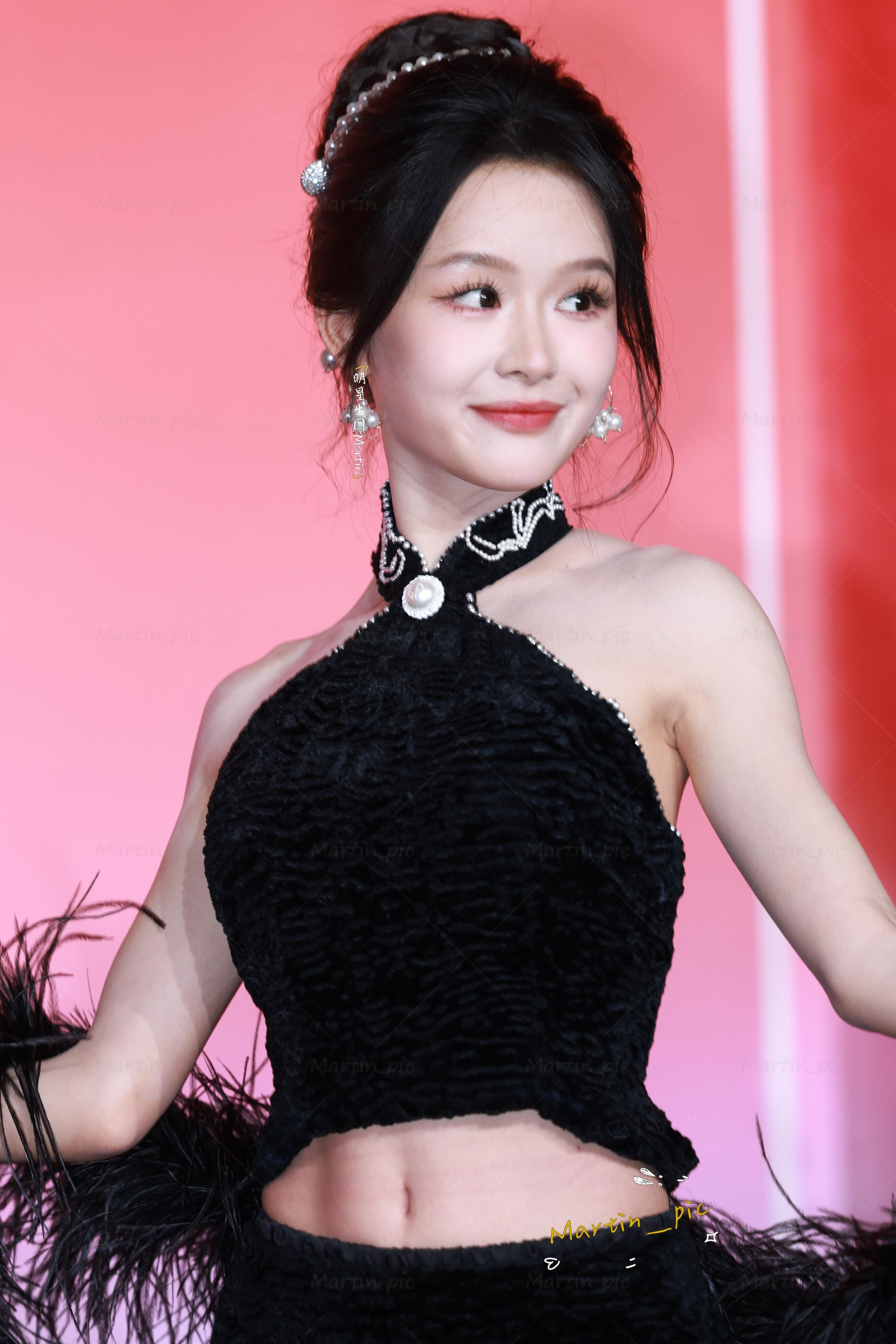 余茵  余茵当红派对生图超绝小蛮腰～高贵黑天鹅短剧演员红毯卷出新高度年度大赏当红