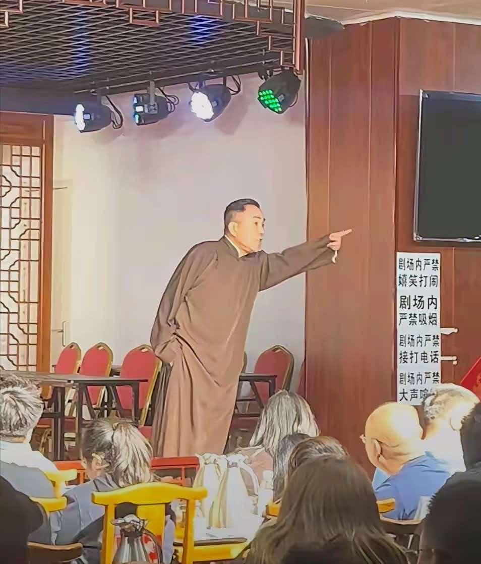 杨议在台上骂观众3分钟，说白了还是没摆正自己的身份。

在相声圈子里，他确实是个