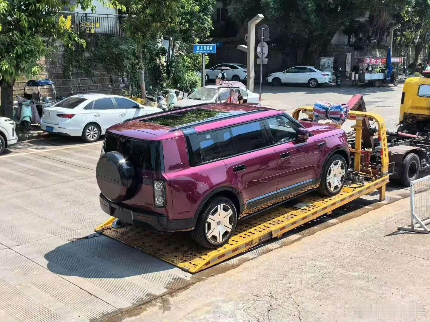 当时享界g9 这个颜色没看到实车，这么一看确实不错,不要忘了，还有不少女性用户喜