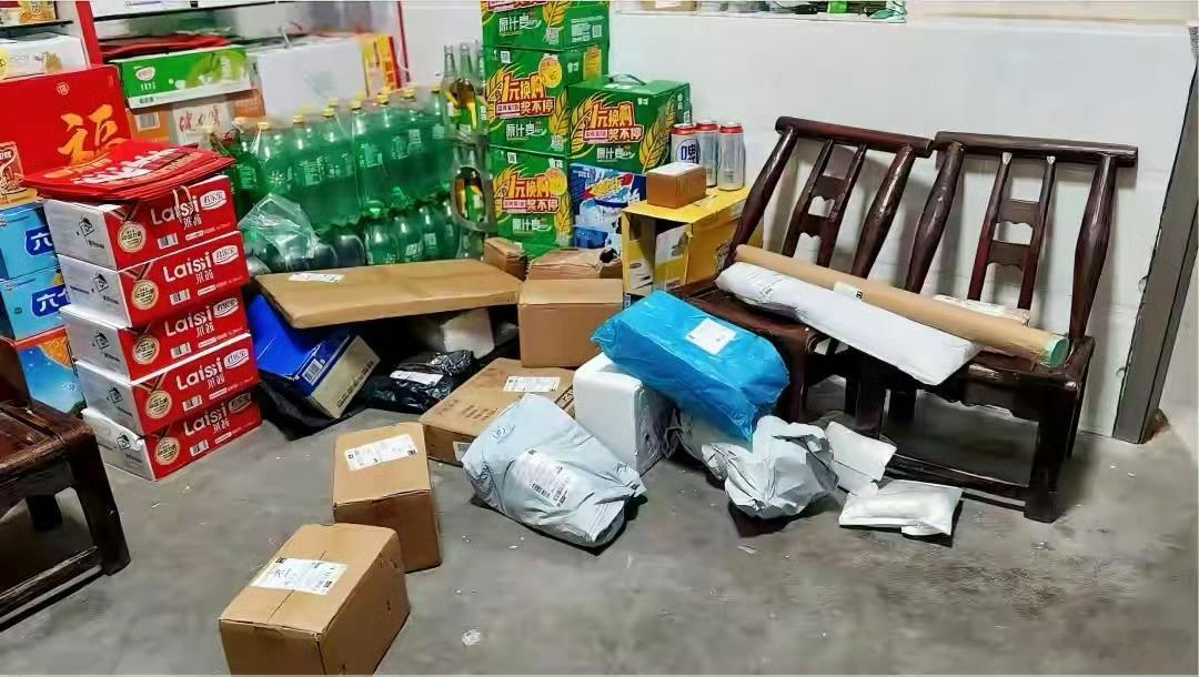 越来越多村写进拼多多送货进村地址以前取快递很麻烦，现在走几步就能取到，提供了很多