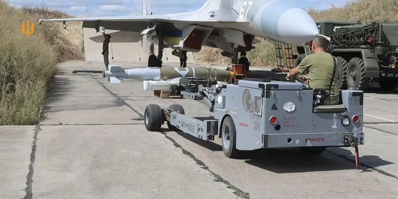 乌克兰空军地勤人员操作美制MHU-83航空弹药装卸车正准备将一枚JDAM-ER滑