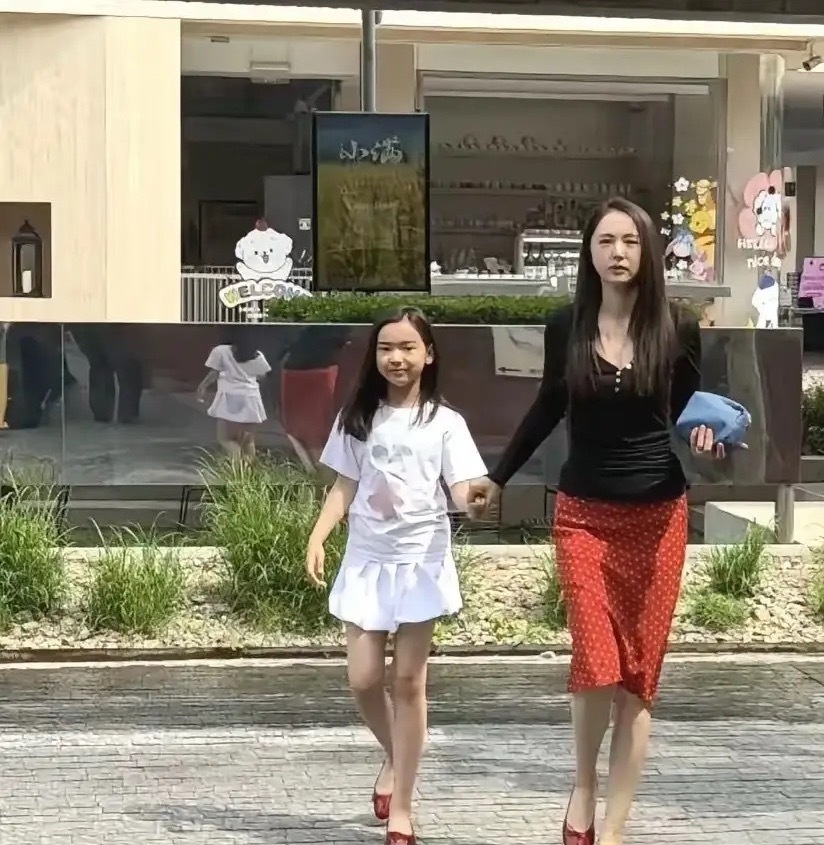 董璇这辈子都不会离开张维伊了原因很简单，首先，董璇的女儿小酒窝越来越像妈妈了，就