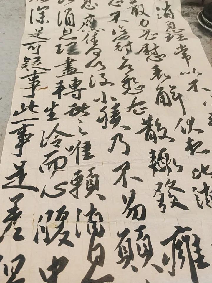 周末，我在家里泼默挥毫，让汗水肆意纵横，感受书法中酣畅淋漓的味道。此时，我的爱人