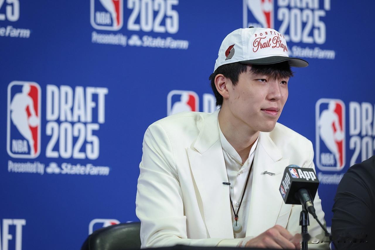 在2025年NBA选秀大会上，中国球员杨瀚森被选中后的热度确实很高，甚至在某些方