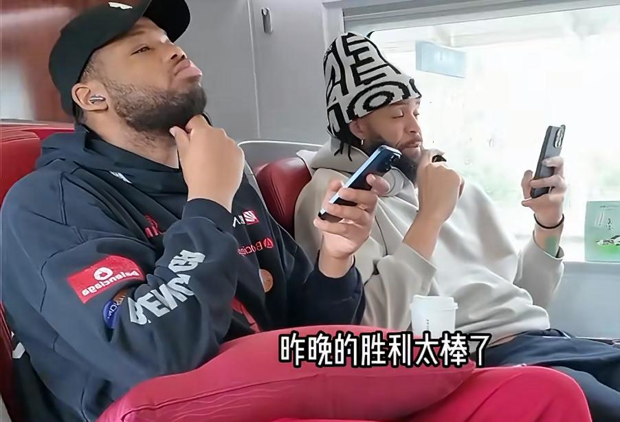 外援麦基随队乘坐高铁去义乌非常开心，惊讶于高铁之快和豪华，希望下场对阵浙江队能有