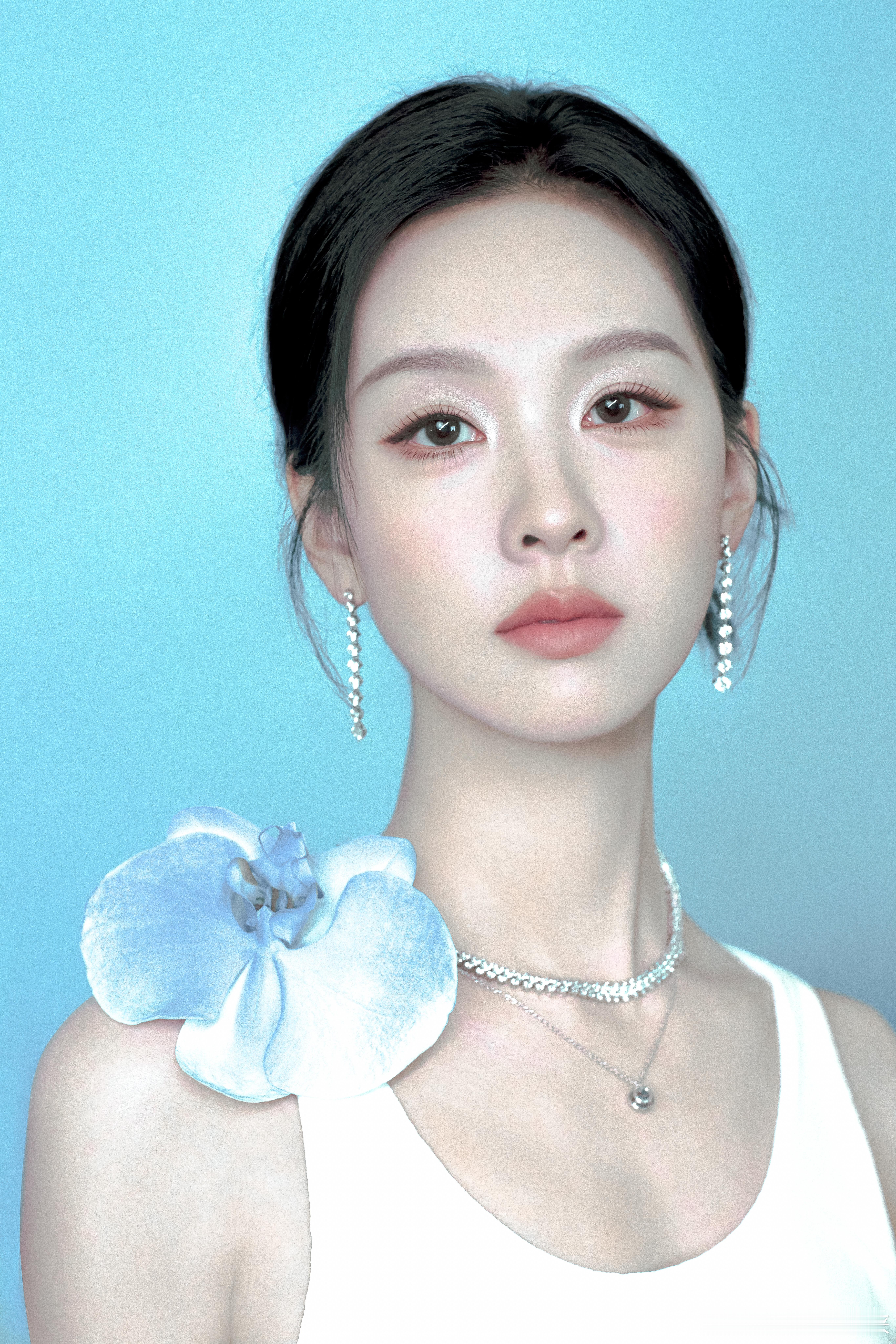 鞠婧祎、陈都灵、周也，哪个🌸美到你心酔?🐰:感觉蛮知性优雅的🥥:给人一种冷
