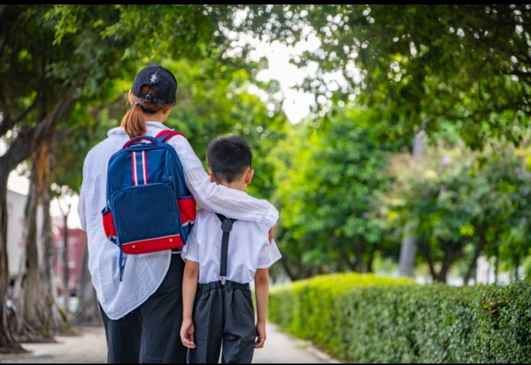 可怜天下父母心！母亲一句话，儿子瞬间破防。
    同事的儿子今年大学毕业后，一