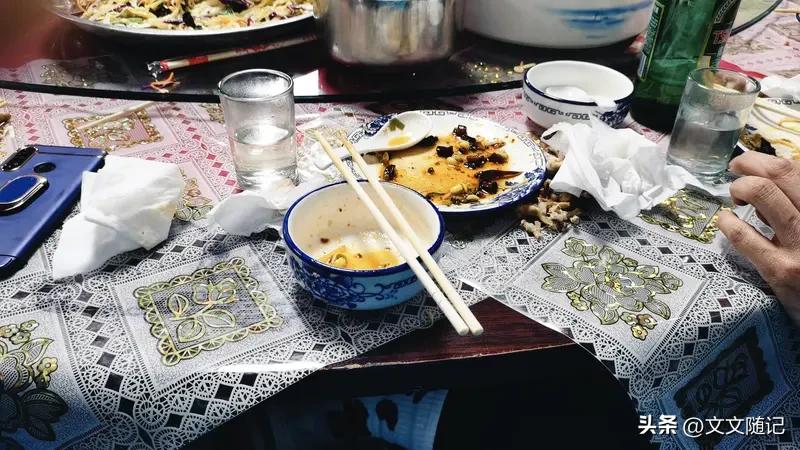 说实话，空手去不行。

你拎箱奶，那是串门。你空着手坐下点菜，那是砸场子。

讲