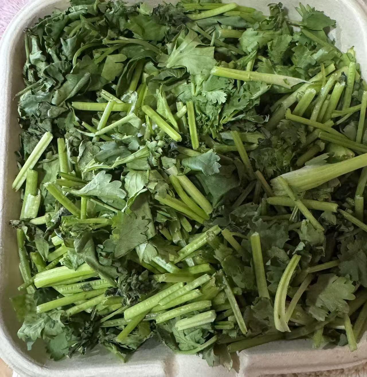 我们家人都喜欢吃香菜。
买回来的香菜三、五天就放坏了，现在我有一个保鲜香菜的办法
