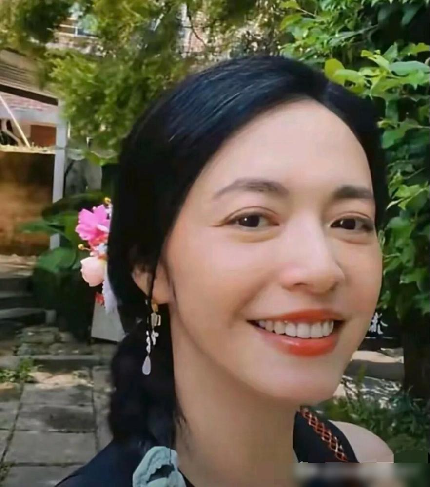 4天前姚晨发的视频炸了！12岁儿子穿红秋衣裤弹钢琴，1米66的个子，手指长到被喊