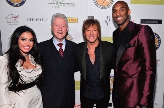 克林顿和瓦妮莎合影，瓦妮莎真是美女中的极品，她大女儿站在她身旁，衬得她似妹妹，她