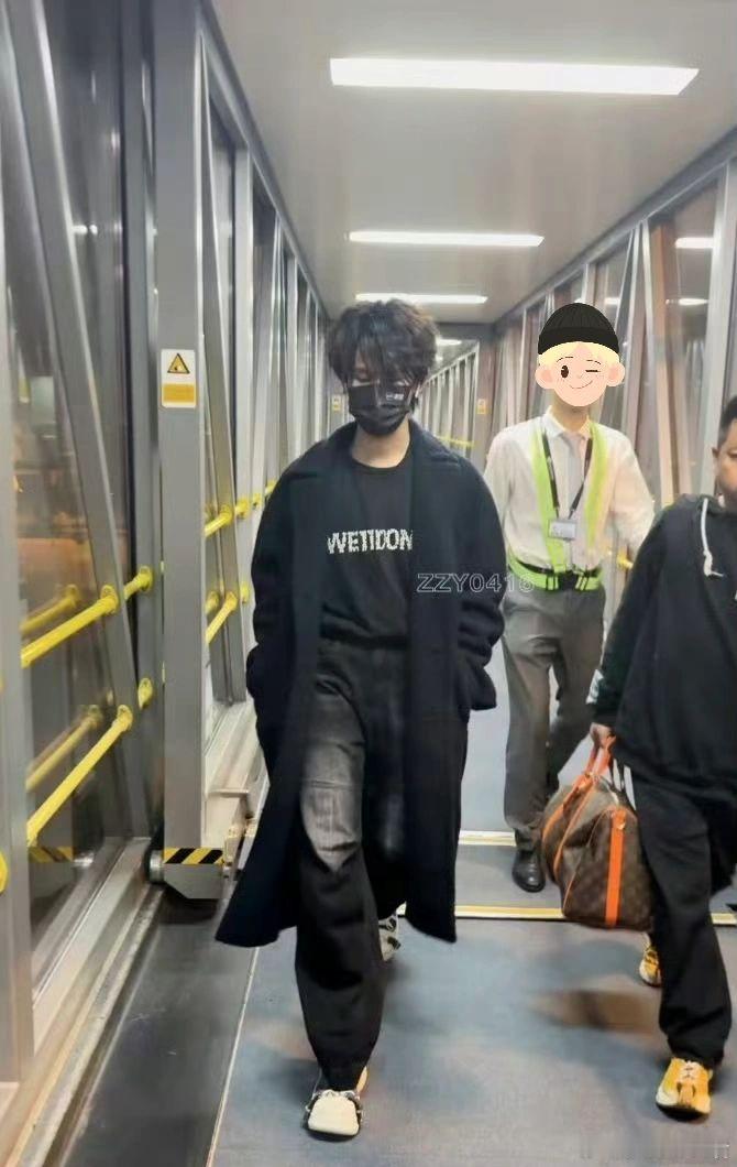 小卷毛张真源 录制跑男咯 明天还有直播哦 ​​​