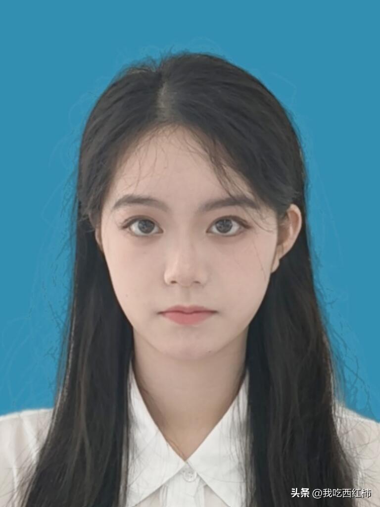 我去…为啥上大学会自动变美？
刚高中毕业的时候根本不会化妆，我还记得那天就涂了个