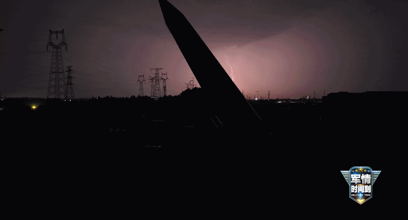 雷雨交加的夜晚，火箭军进行导弹发射演练。

从这个剪影中，你能看出来，这是哪一款