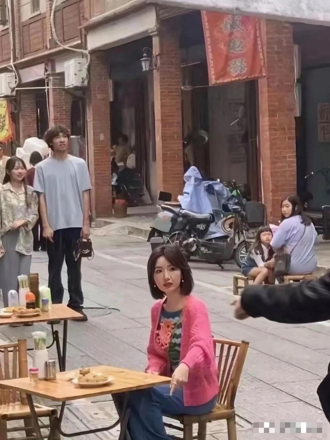 别再被毛晓彤骗了，真实的毛晓彤长这样，果然明星还是得看生图啊！ ​​​