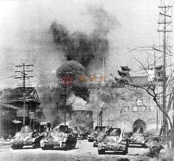 这是一张只有少数人知道的震撼画面！
1937年南京城被毁时，城墙上写着“誓报国仇
