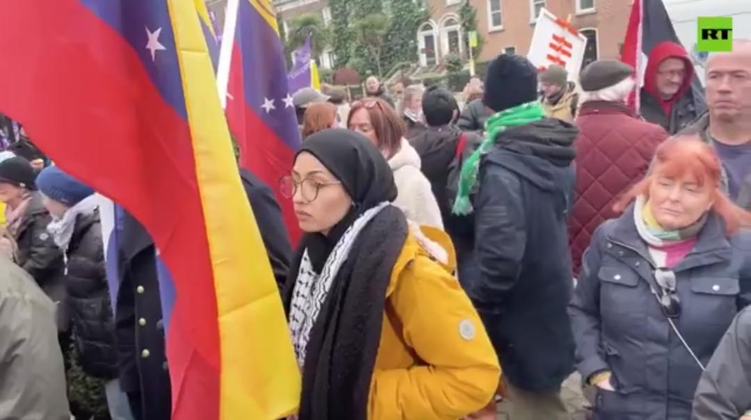 新闻快讯——“‘野蛮殖民主义死灰复燃！’——都柏林民众在美国使馆外集会，抗议华盛